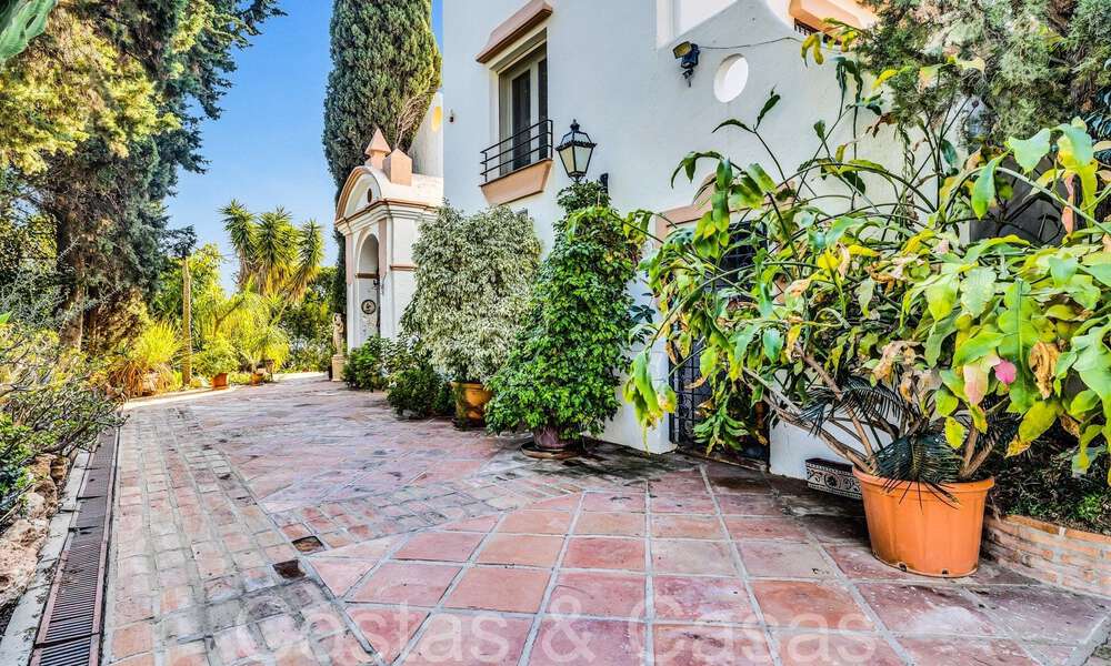 Rustic villa for sale on a spacious plot on the New Golden Mile between Marbella and Estepona 65636