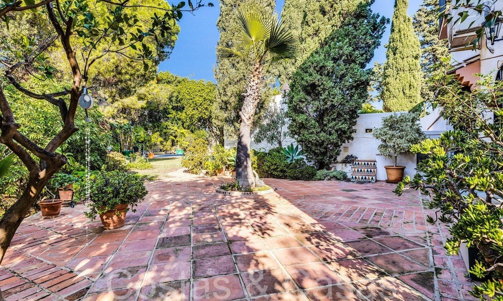 Rustic villa for sale on a spacious plot on the New Golden Mile between Marbella and Estepona 65639