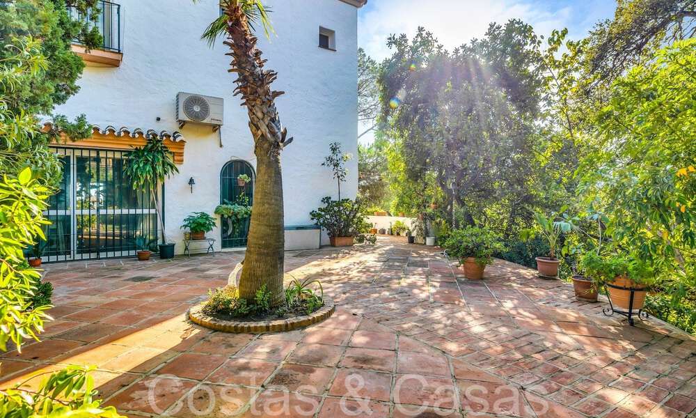 Rustic villa for sale on a spacious plot on the New Golden Mile between Marbella and Estepona 65640