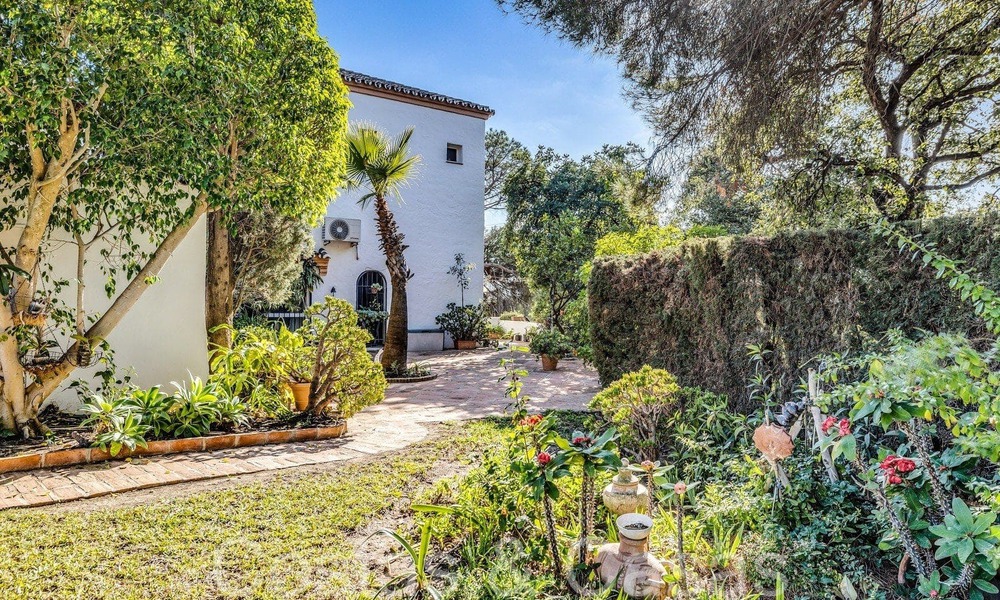 Rustic villa for sale on a spacious plot on the New Golden Mile between Marbella and Estepona 65642