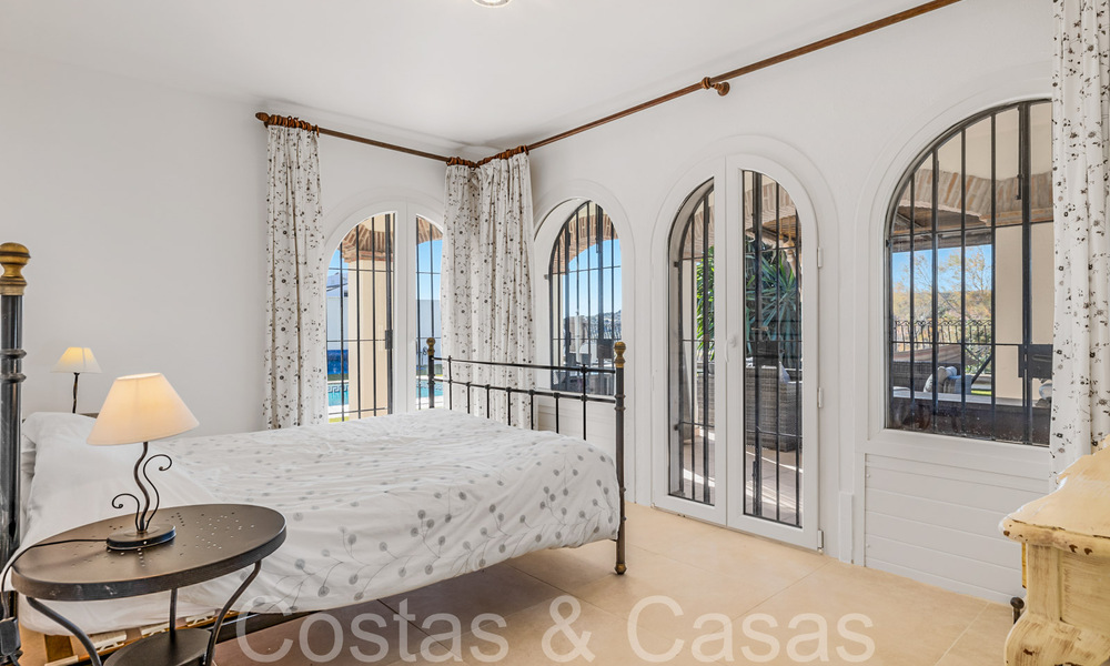 Spacious villa in Mediterranean architectural style for sale near Estepona centre 65652