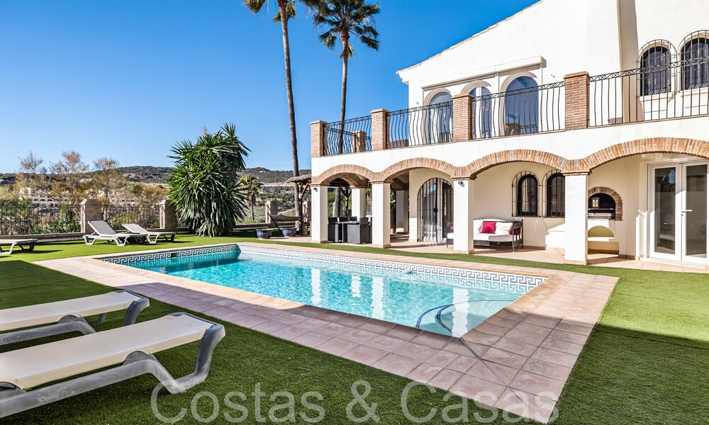 Spacious villa in Mediterranean architectural style for sale near Estepona centre 65663