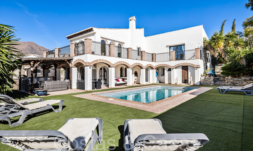 Spacious villa in Mediterranean architectural style for sale near Estepona centre 65664