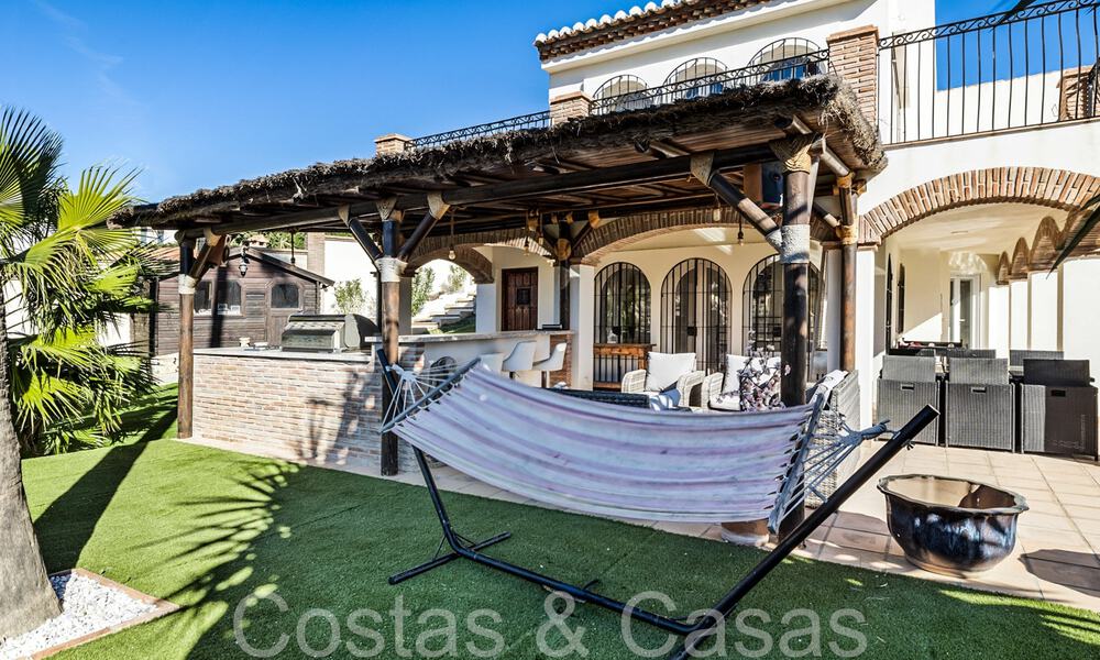 Spacious villa in Mediterranean architectural style for sale near Estepona centre 65668