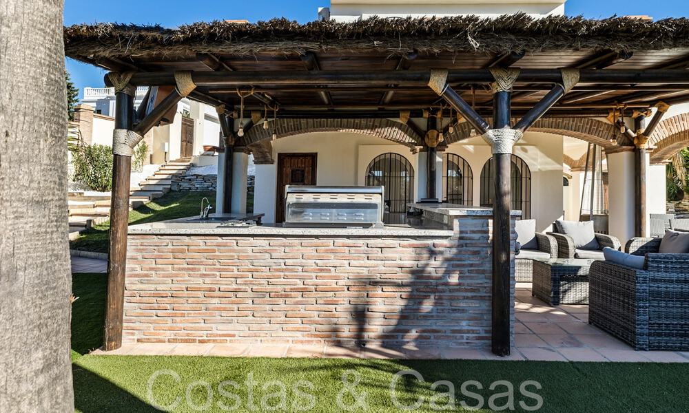 Spacious villa in Mediterranean architectural style for sale near Estepona centre 65669