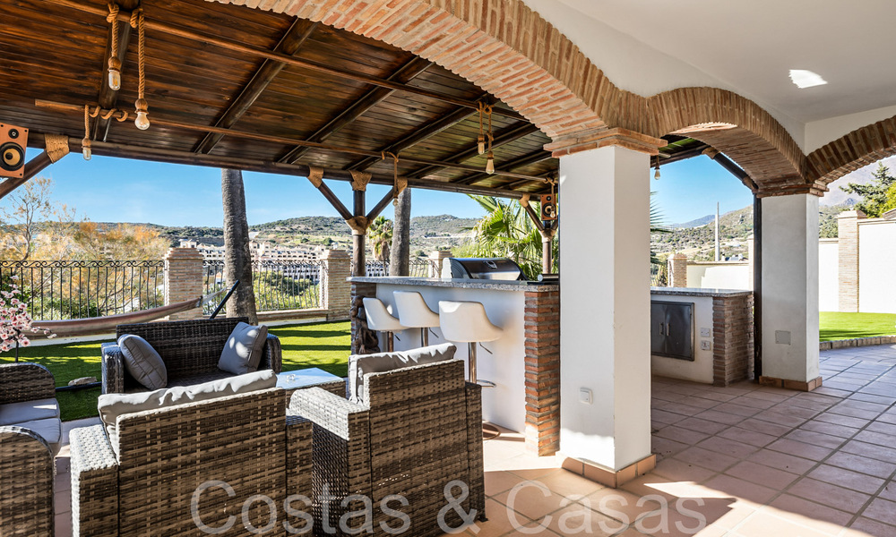 Spacious villa in Mediterranean architectural style for sale near Estepona centre 65674