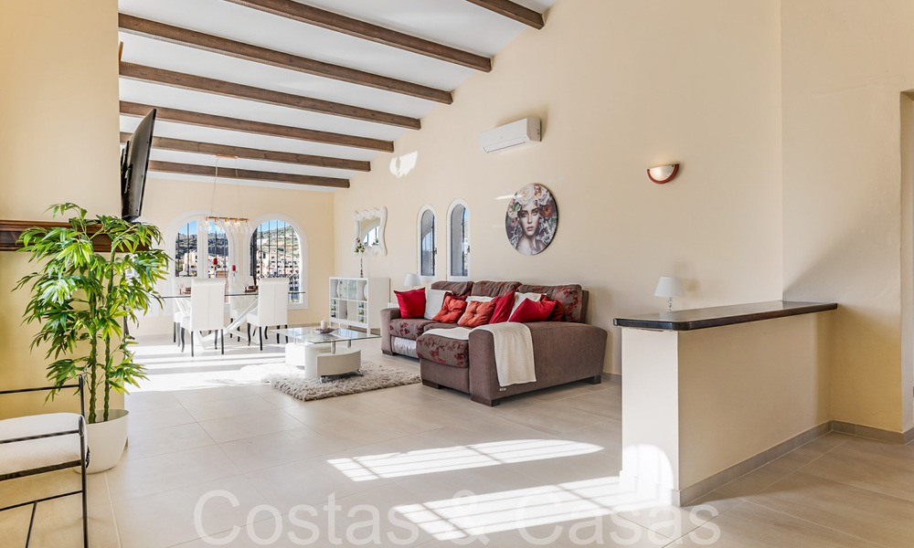 Spacious villa in Mediterranean architectural style for sale near Estepona centre 65678