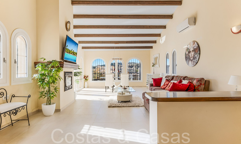 Spacious villa in Mediterranean architectural style for sale near Estepona centre 65679