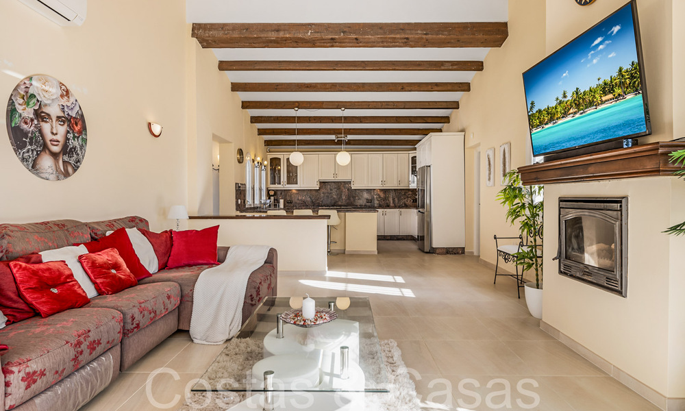 Spacious villa in Mediterranean architectural style for sale near Estepona centre 65685
