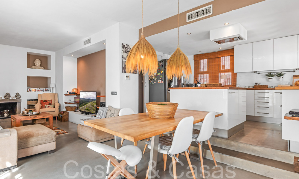 Trendy beach house for sale with stunning sea views in a first line beach complex close to Estepona town 65383