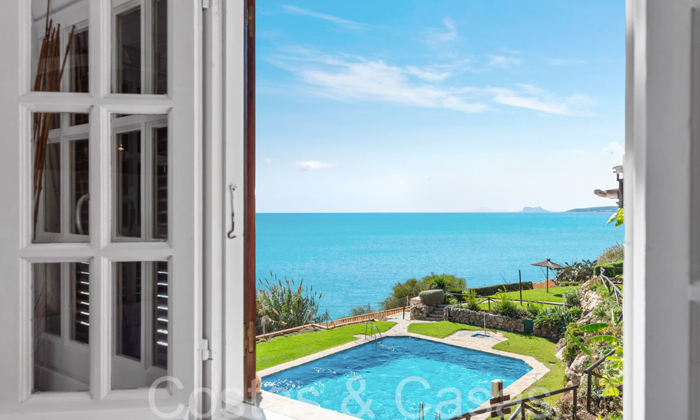 Trendy beach house for sale with stunning sea views in a first line beach complex close to Estepona town 65398