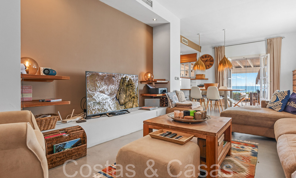 Trendy beach house for sale with stunning sea views in a first line beach complex close to Estepona town 65404