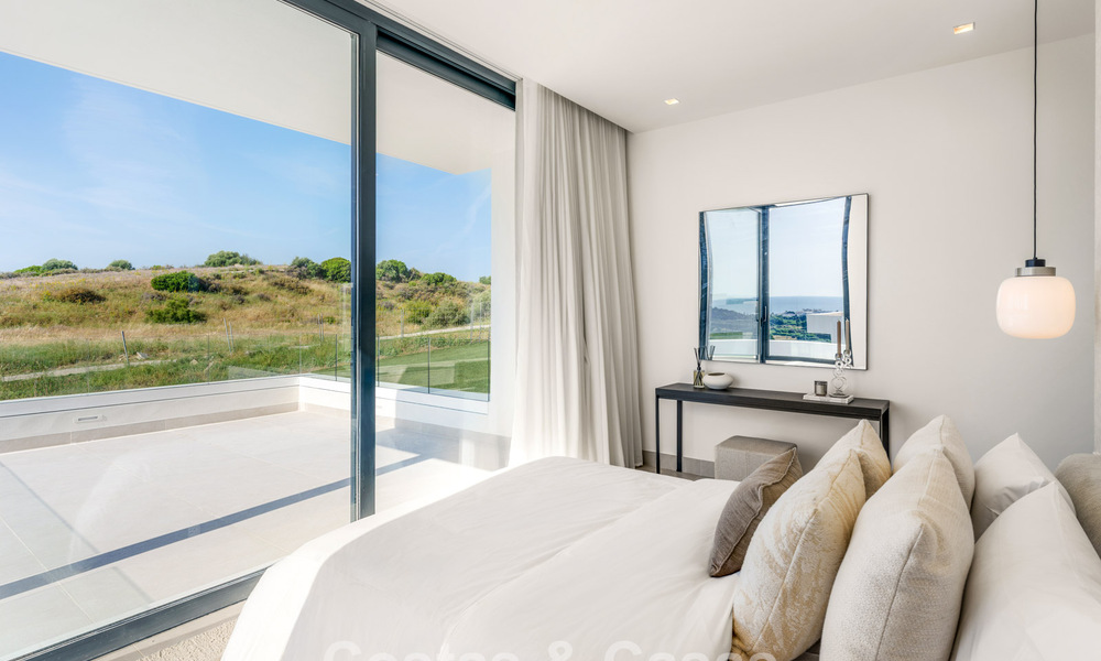 New, modern, detached luxury villas for sale adjacent to the golf course in Estepona 800219
