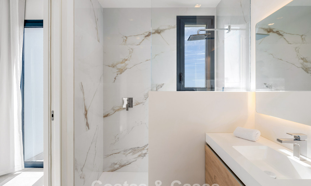 New, modern, detached luxury villas for sale adjacent to the golf course in Estepona 800226