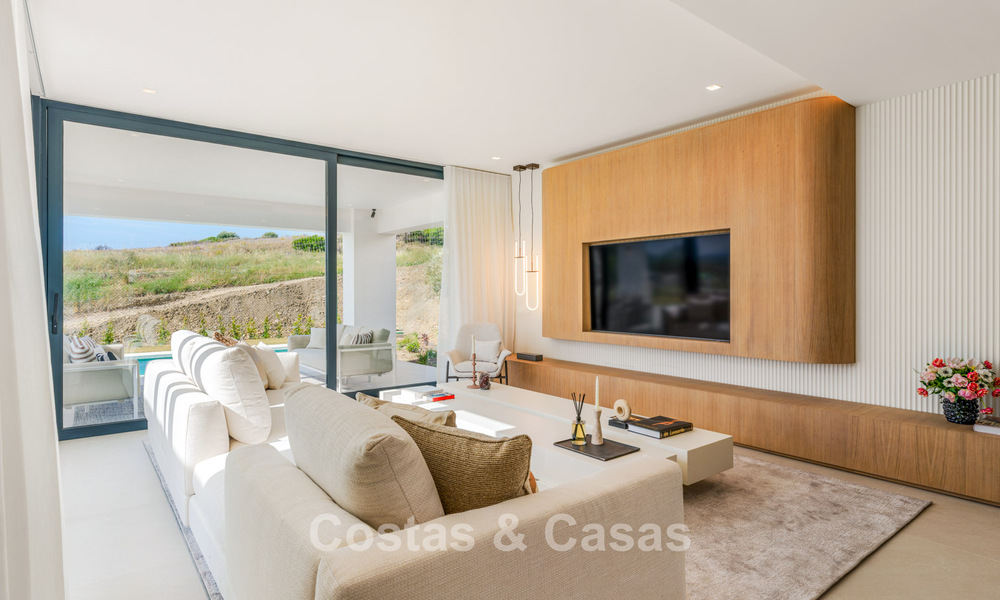 New, modern, detached luxury villas for sale adjacent to the golf course in Estepona 800227