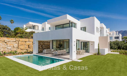 New, modern, detached luxury villas for sale adjacent to the golf course in Estepona 800234