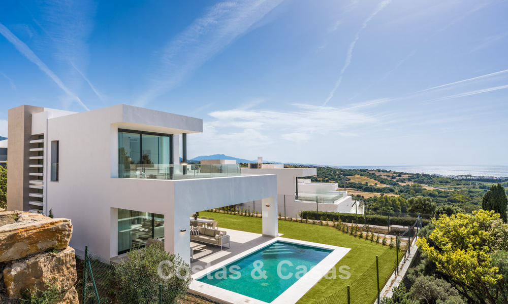 New, modern, detached luxury villas for sale adjacent to the golf course in Estepona 800235