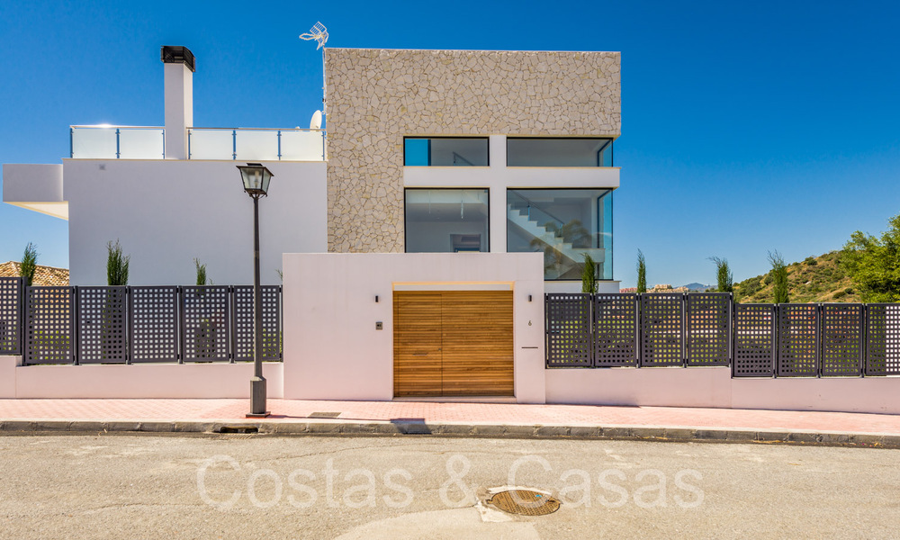 New villa with modern architectural style for sale in Nueva Andalucia's golf valley, Marbella 65916