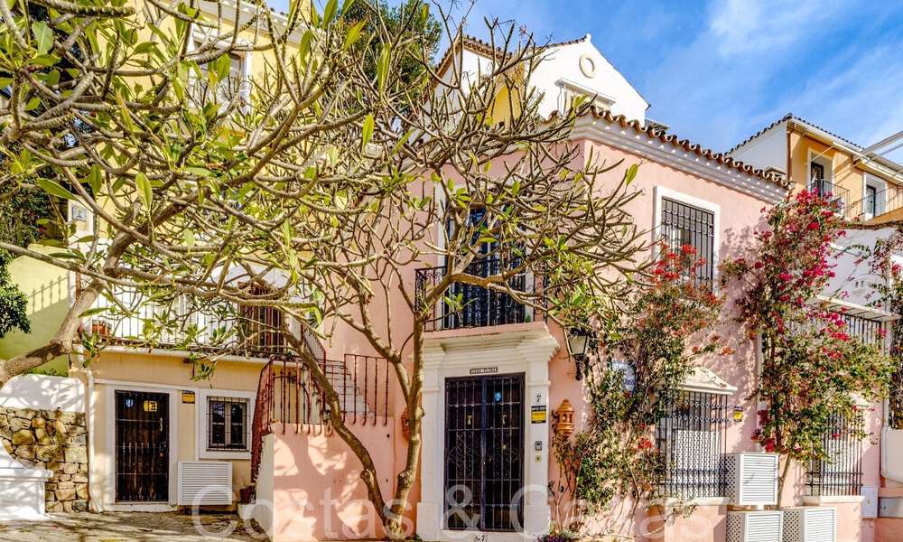 Picturesque townhouse with sea views and independent studio for sale in a gated community the hills of Marbella - Benahavis 65951