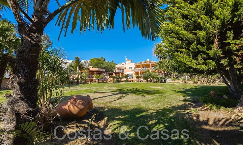 Andalusian villa for sale right on the beach, on the New Golden Mile between Marbella and Estepona 66248