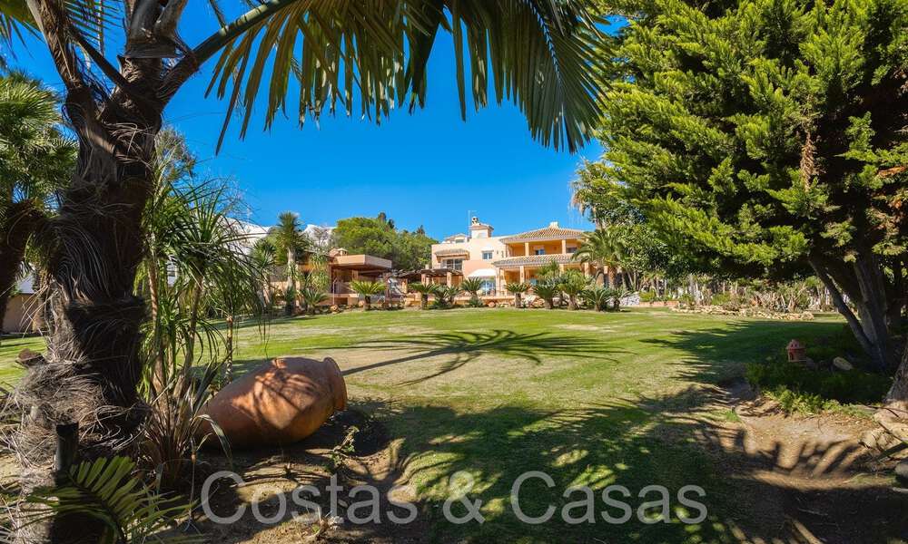 Andalusian villa for sale right on the beach, on the New Golden Mile between Marbella and Estepona 66248