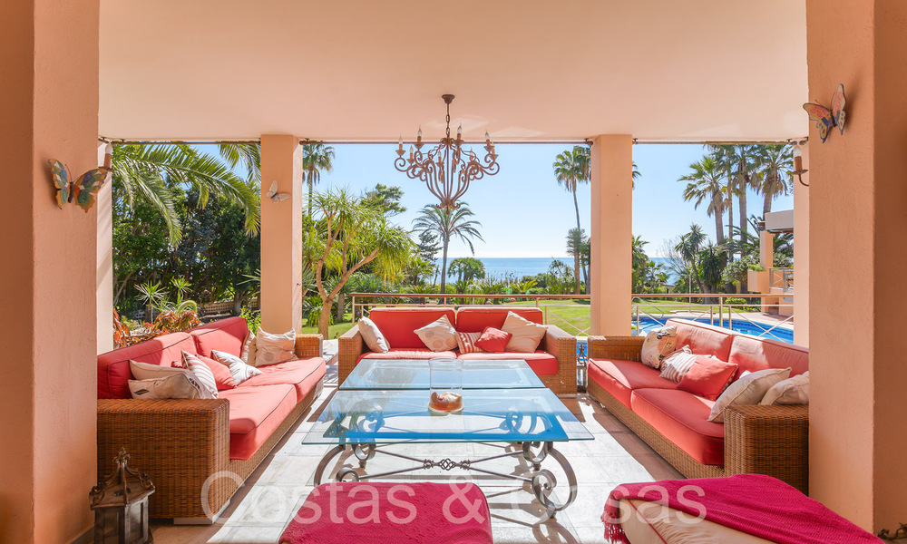 Andalusian villa for sale right on the beach, on the New Golden Mile between Marbella and Estepona 66300
