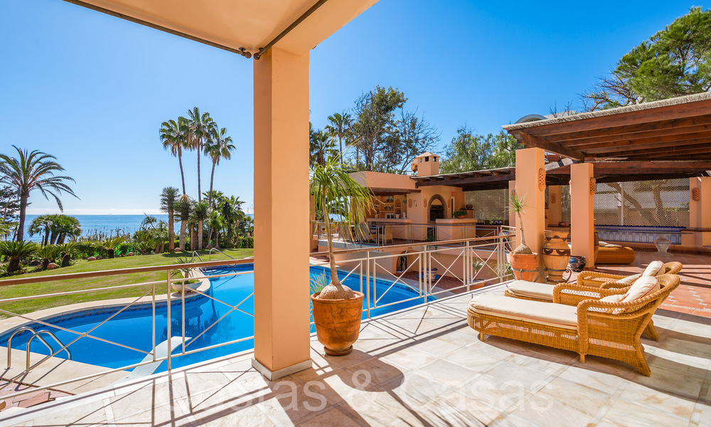 Andalusian villa for sale right on the beach, on the New Golden Mile between Marbella and Estepona 66301