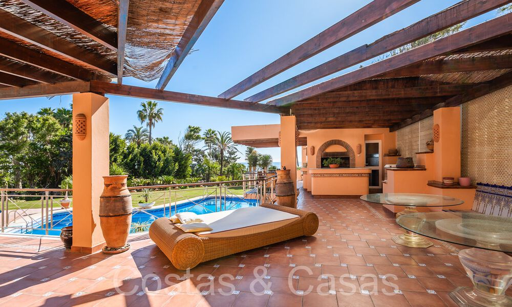 Andalusian villa for sale right on the beach, on the New Golden Mile between Marbella and Estepona 66302