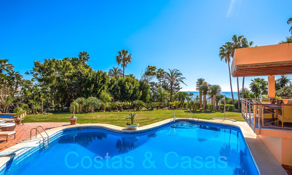 Andalusian villa for sale right on the beach, on the New Golden Mile between Marbella and Estepona 66306