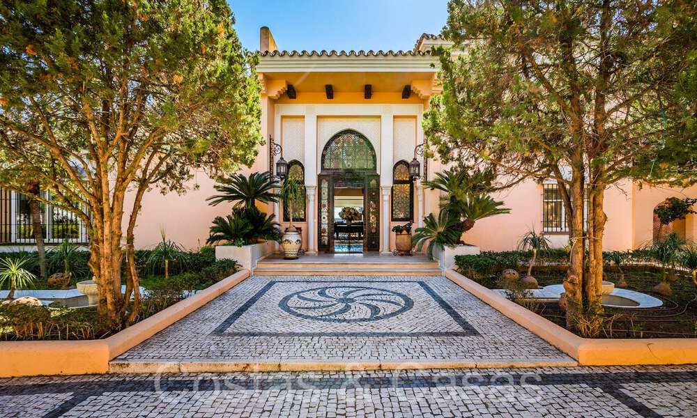 Andalusian villa for sale right on the beach, on the New Golden Mile between Marbella and Estepona 66310