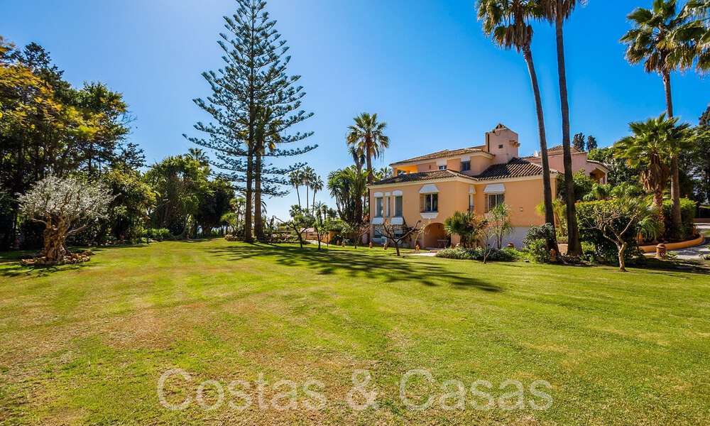 Andalusian villa for sale right on the beach, on the New Golden Mile between Marbella and Estepona 66316