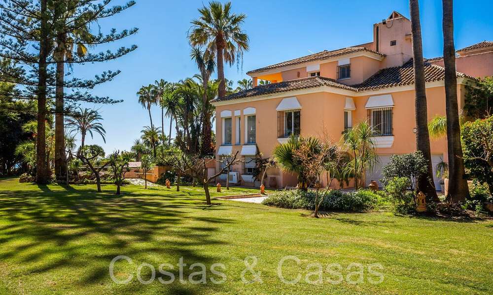Andalusian villa for sale right on the beach, on the New Golden Mile between Marbella and Estepona 66317