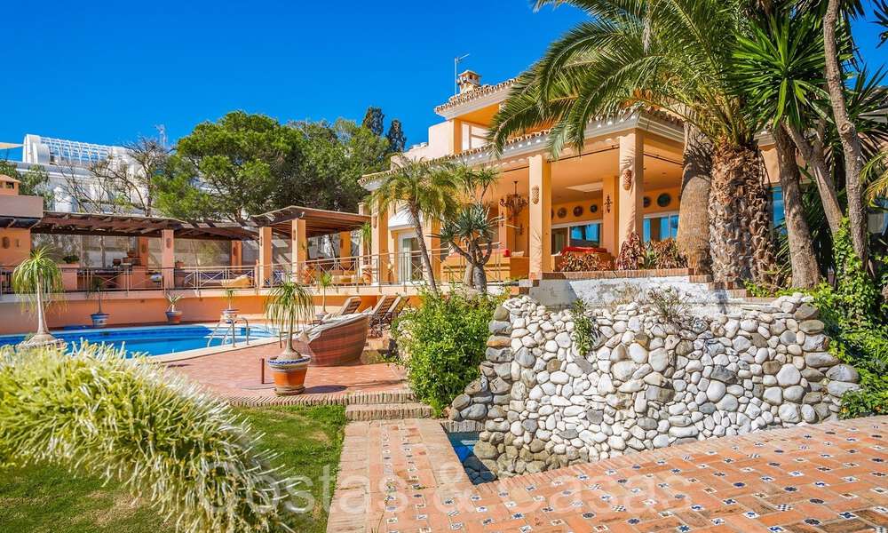 Andalusian villa for sale right on the beach, on the New Golden Mile between Marbella and Estepona 66320