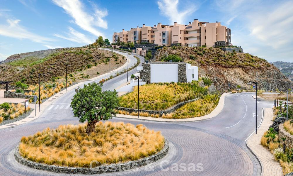 Ready to move in, luxury apartment for sale in a prestigious golf resort in the hills of Marbella - Benahavis 66459