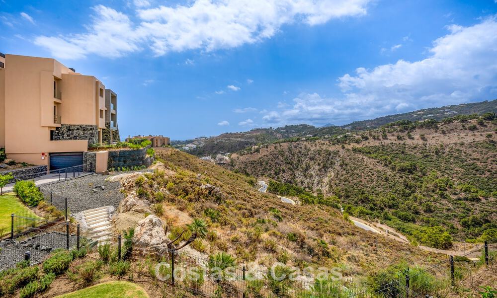 Ready to move in, luxury apartment for sale in a prestigious golf resort in the hills of Marbella - Benahavis 66461
