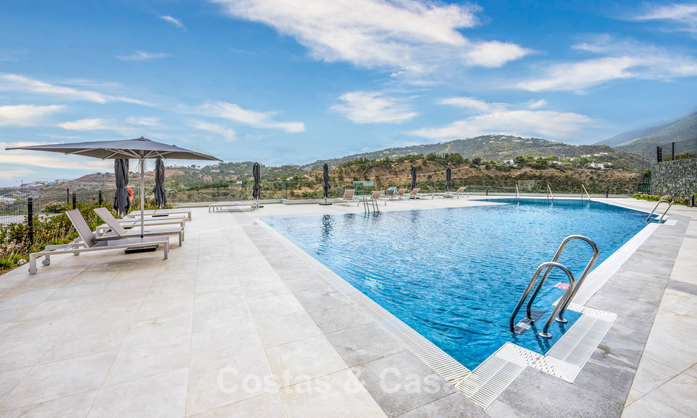 Ready to move in, luxury apartment for sale in a prestigious golf resort in the hills of Marbella - Benahavis 66484