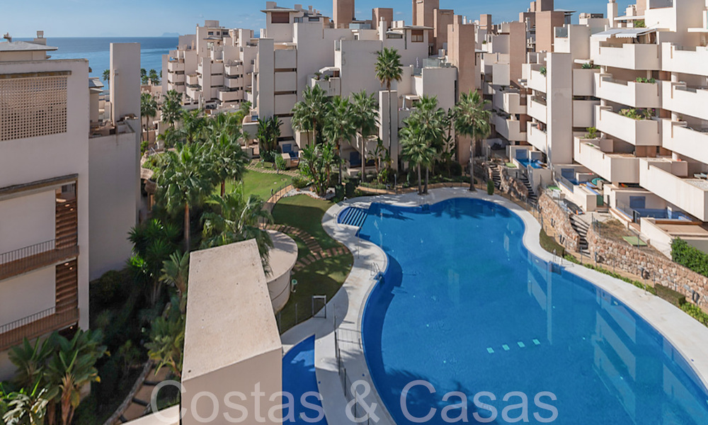 Contemporary duplex penthouse for sale in a first line beach complex with private pool between Marbella and Estepona 66578