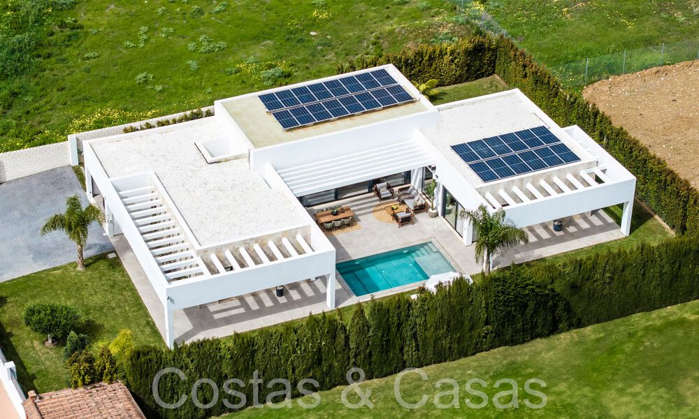 Stylish, modern single-storey luxury villa for sale in a golf area near Estepona centre 66744