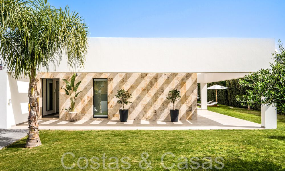 Stylish, modern single-storey luxury villa for sale in a golf area near Estepona centre 66745