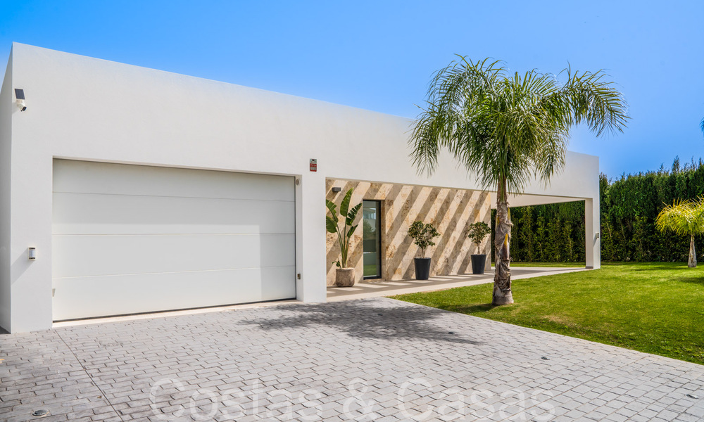 Stylish, modern single-storey luxury villa for sale in a golf area near Estepona centre 66746