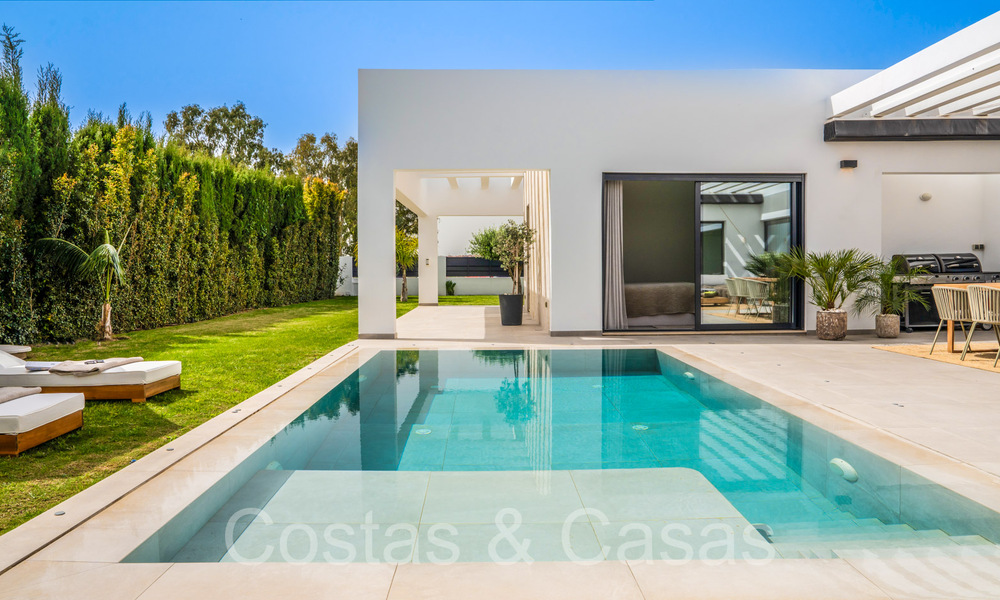 Stylish, modern single-storey luxury villa for sale in a golf area near Estepona centre 66747