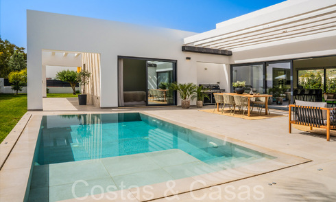 Stylish, modern single-storey luxury villa for sale in a golf area near Estepona centre 66748