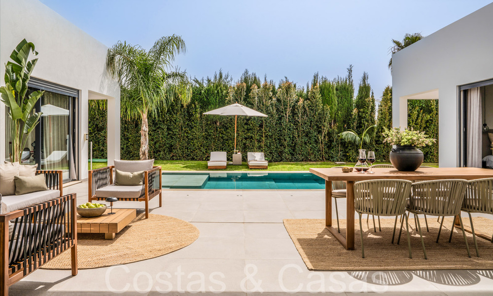 Stylish, modern single-storey luxury villa for sale in a golf area near Estepona centre 66750