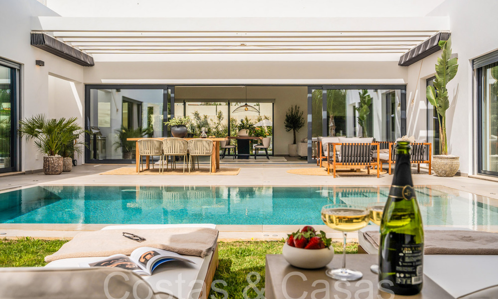 Stylish, modern single-storey luxury villa for sale in a golf area near Estepona centre 66752