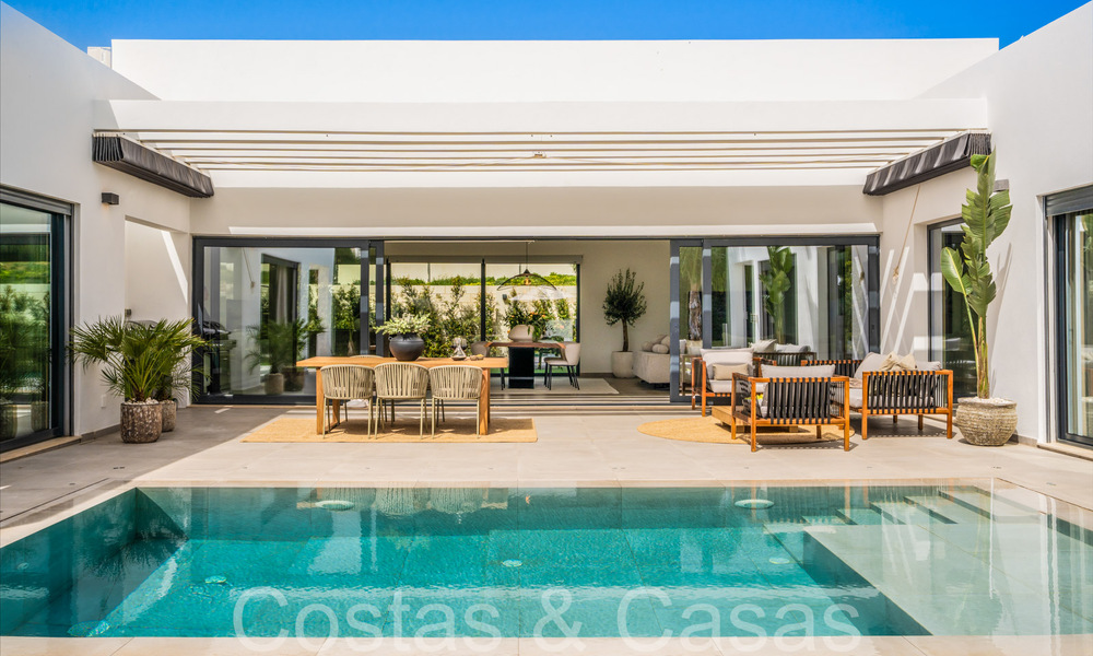 Stylish, modern single-storey luxury villa for sale in a golf area near Estepona centre 66753