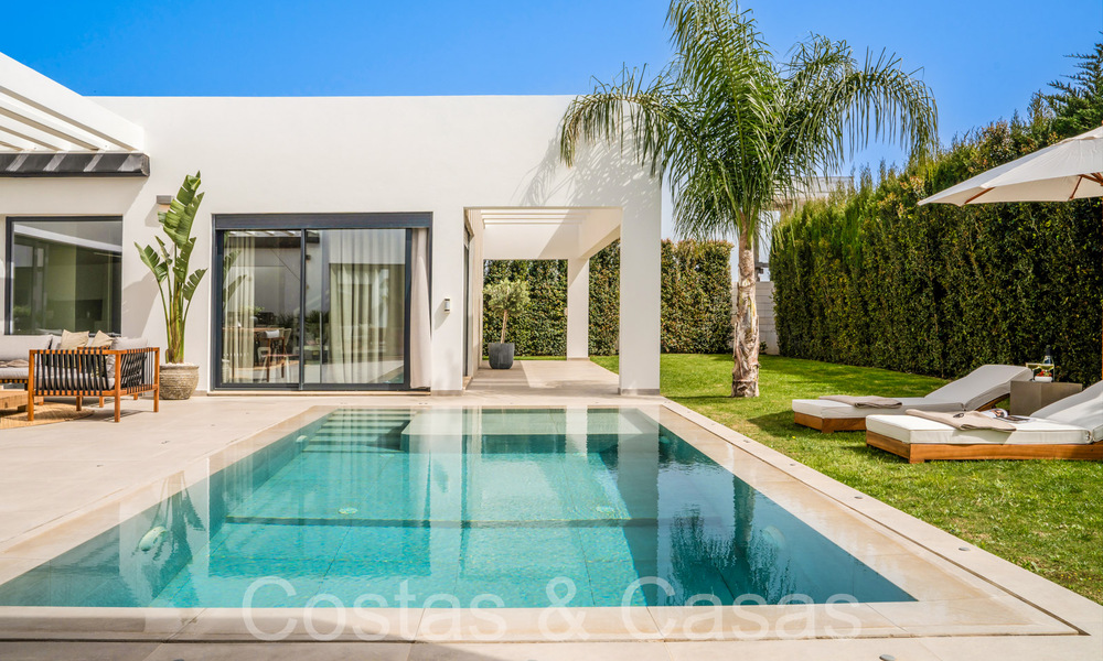 Stylish, modern single-storey luxury villa for sale in a golf area near Estepona centre 66754