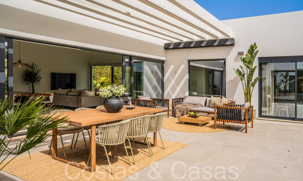 Stylish, modern single-storey luxury villa for sale in a golf area near Estepona centre 66755