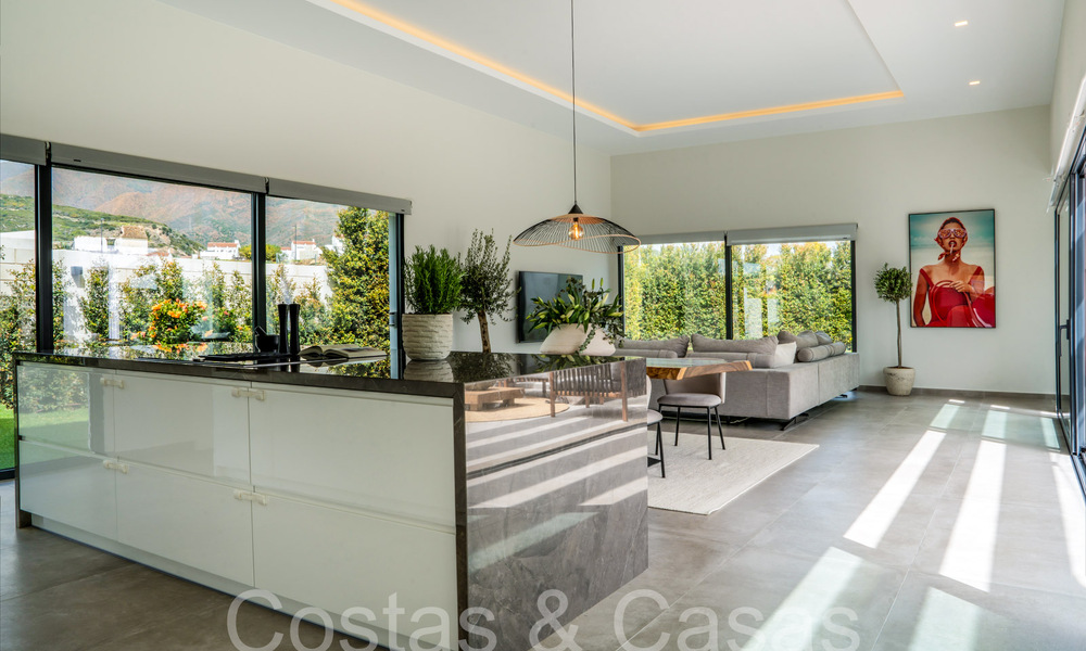 Stylish, modern single-storey luxury villa for sale in a golf area near Estepona centre 66762