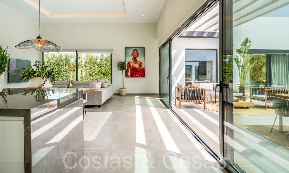 Stylish, modern single-storey luxury villa for sale in a golf area near Estepona centre 66763