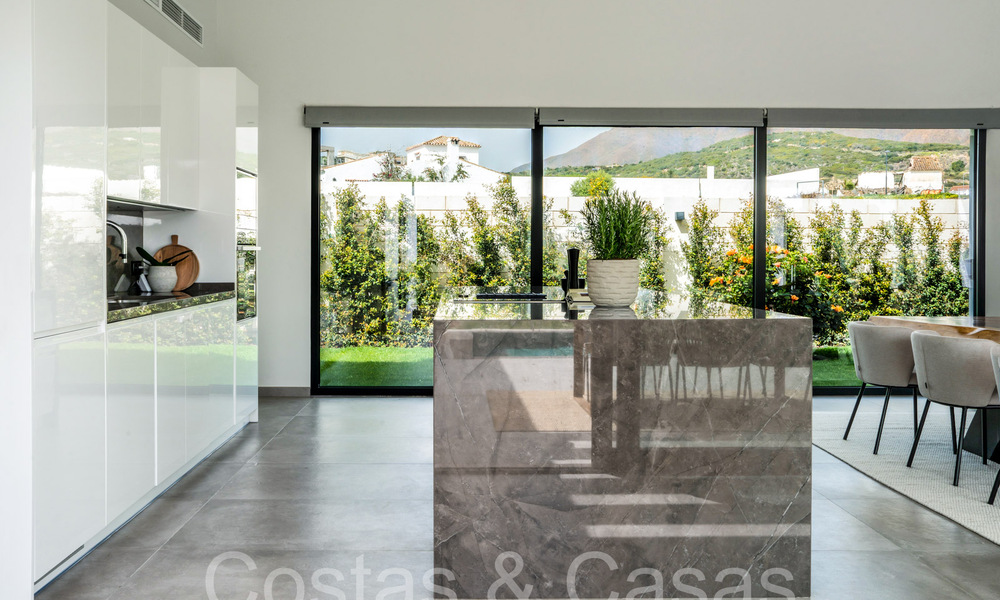 Stylish, modern single-storey luxury villa for sale in a golf area near Estepona centre 66764